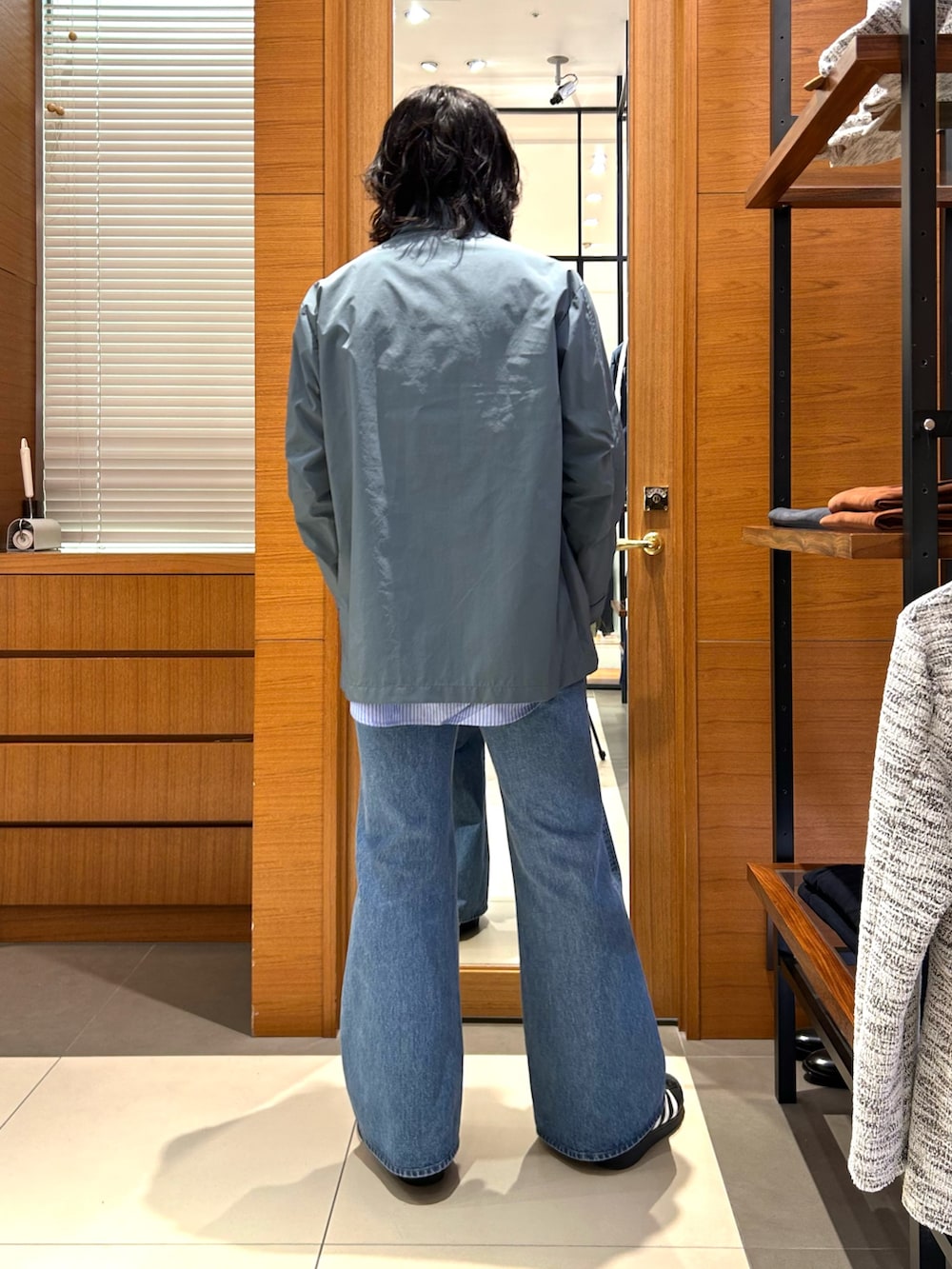 ブルー系のシャツ/ブラウス、ブルー系のブルゾンを着用したメンズの冬コーディネートの3枚目の写真