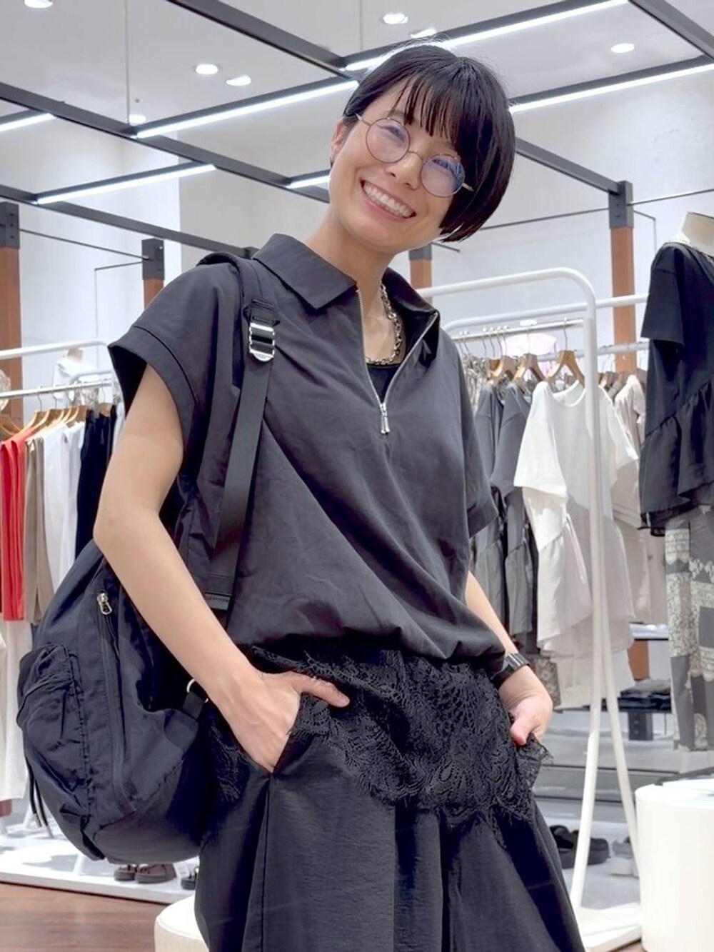 ブラック系のサンダル、グレー系のその他パンツ、ブルー系のシャツ/ブラウスを着用したレディースの春コーディネートの6枚目の写真