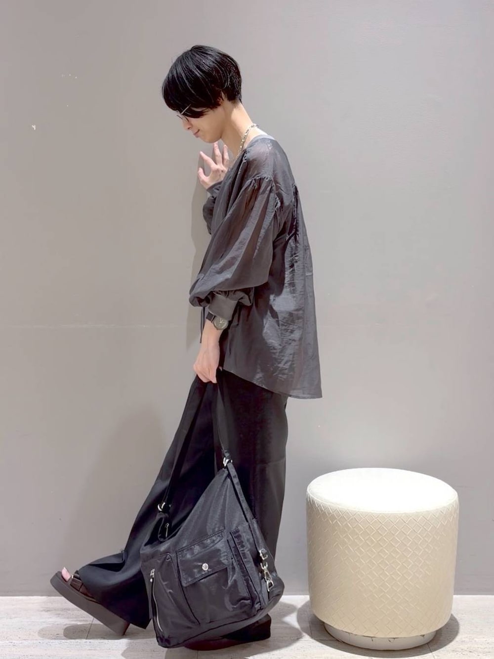 ブラック系のその他パンツ、ブラック系のショルダーバッグ、グレー系のシャツ/ブラウスを着用したレディースの夏コーディネートの3枚目の写真