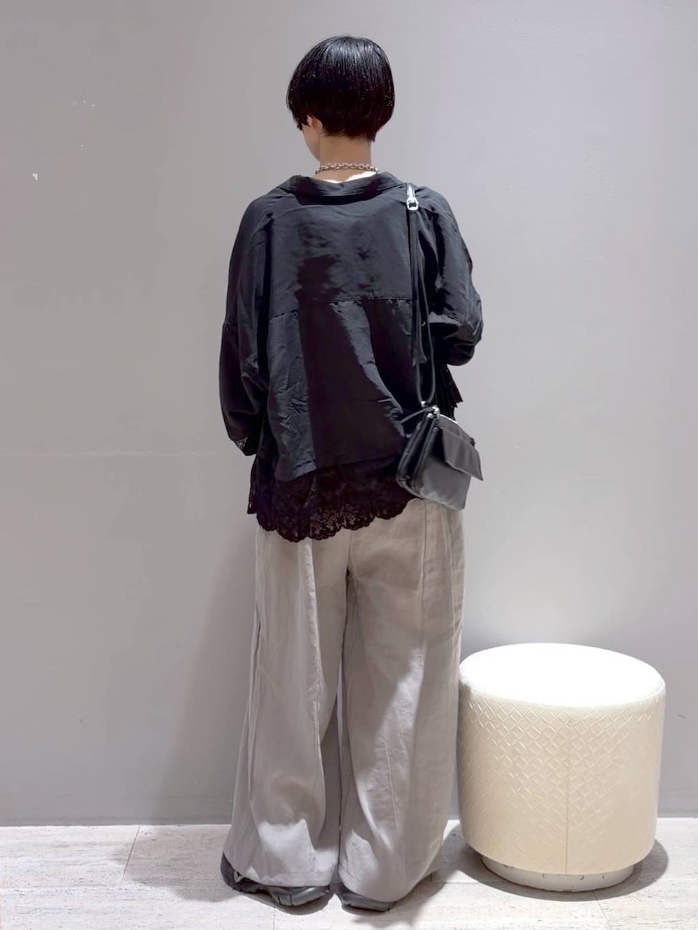 ブラック系のローファー、ベージュ系のサロペット/オーバーオール、ブラック系のシャツ/ブラウスを着用したレディースの秋コーディネートの4枚目の写真
