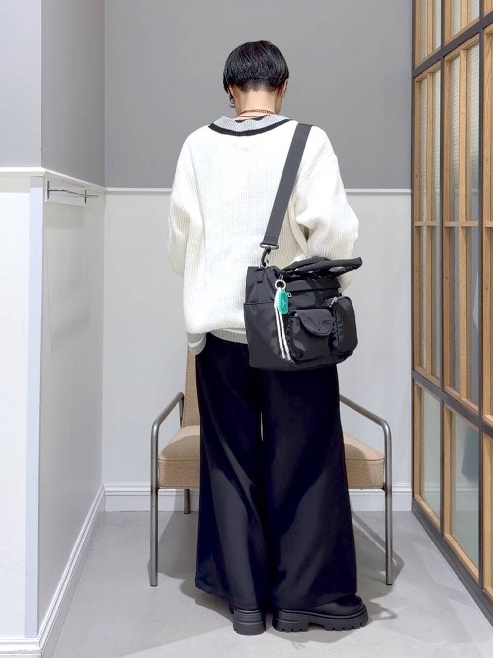 ブラック系のTシャツ/カットソー、ブラック系のTシャツ/カットソー、グリーン系のシャツ/ブラウスを着用したレディースの冬コーディネートの5枚目の写真