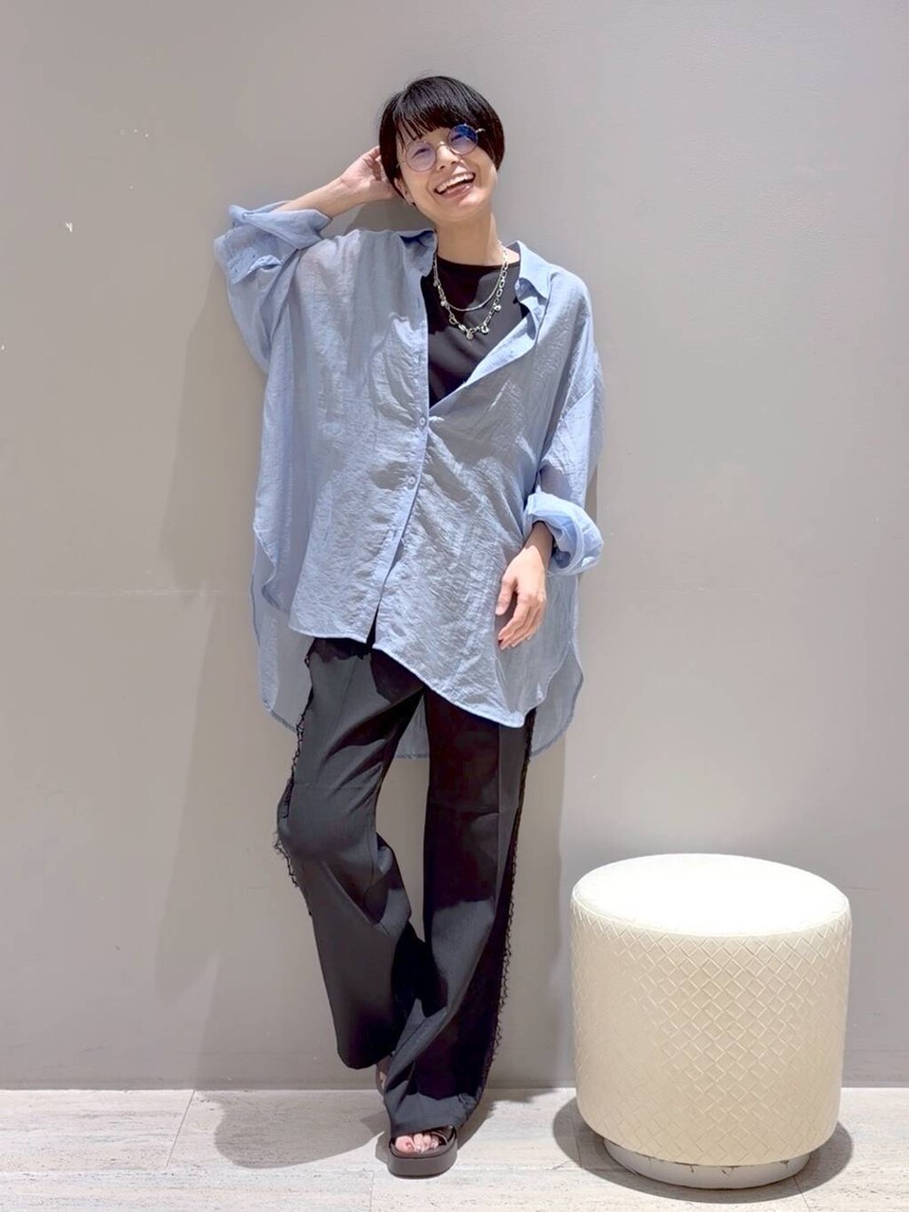 ブラック系のその他パンツ、ブルー系のシャツ/ブラウス、ブラック系のTシャツ/カットソーを着用したレディースの夏コーディネートの5枚目の写真