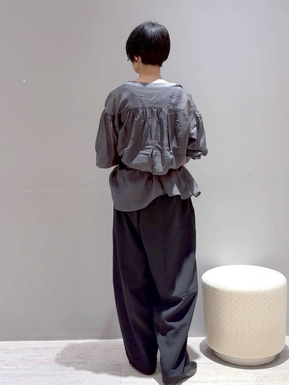 ブラック系のその他パンツ、グレー系のシャツ/ブラウス、ブラック系のショルダーバッグを着用したレディースの春コーディネートの7枚目の写真