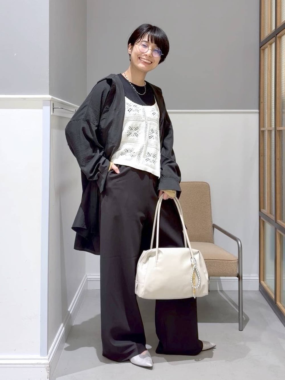 ブラック系のTシャツ/カットソー、グレー系のシャツ/ブラウス、ブラック系のTシャツ/カットソーを着用したレディースの冬コーディネートの3枚目の写真