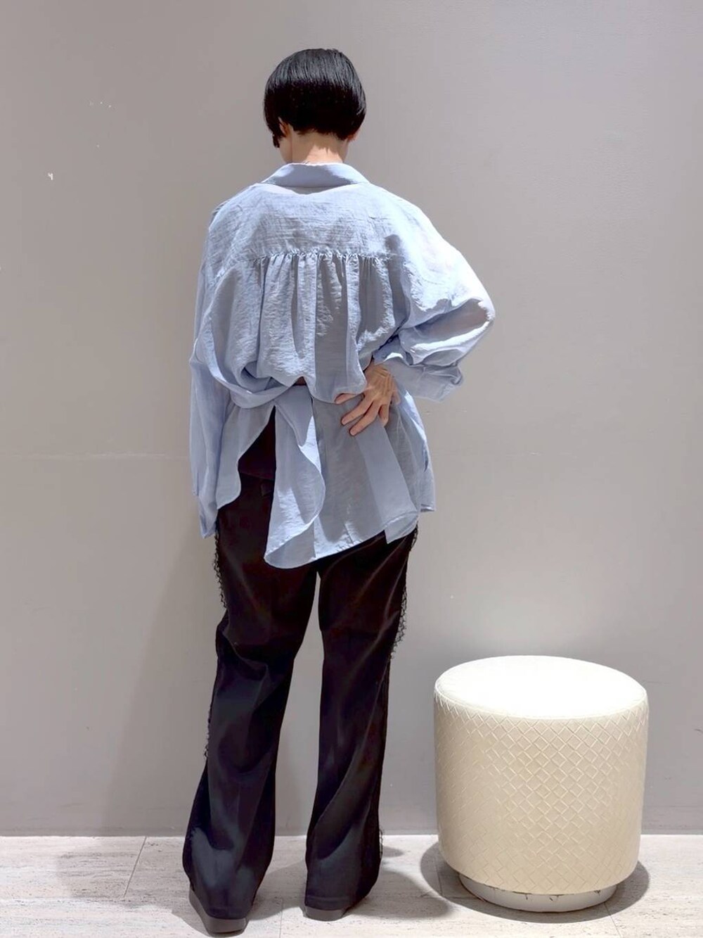 ブラック系のその他パンツ、ブルー系のシャツ/ブラウス、ブラック系のTシャツ/カットソーを着用したレディースの夏コーディネートの4枚目の写真