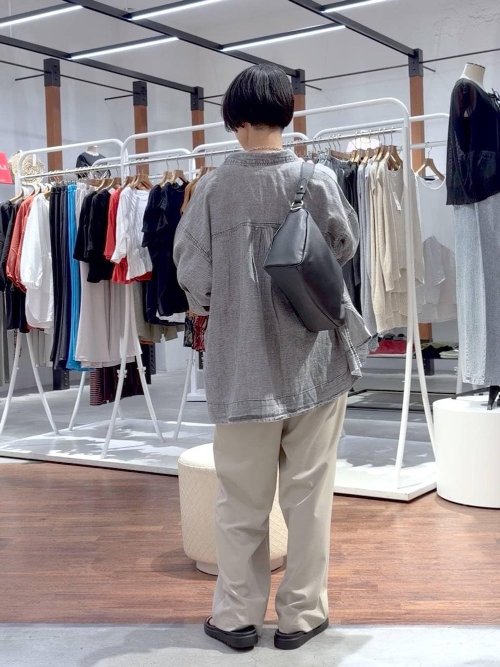 ブラック系のサンダル、グレー系のシャツ/ブラウス、ベージュ系のその他パンツを着用したレディースの夏コーディネートの5枚目の写真