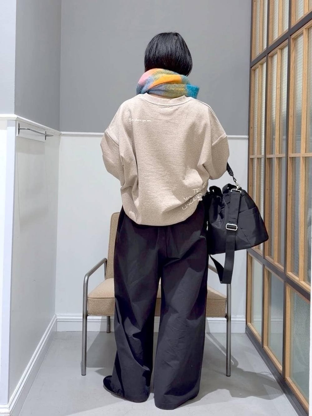 ベージュ系のスウェット、ホワイト系のTシャツ/カットソー、グレー系のその他アウターを着用したレディースの冬コーディネートの6枚目の写真