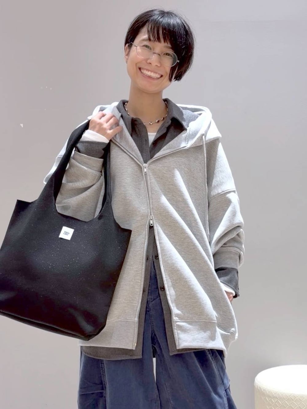 ブルー系のその他パンツ、グレー系のシャツ/ブラウス、ブラック系のトートバッグを着用したレディースの秋コーディネートの9枚目の写真