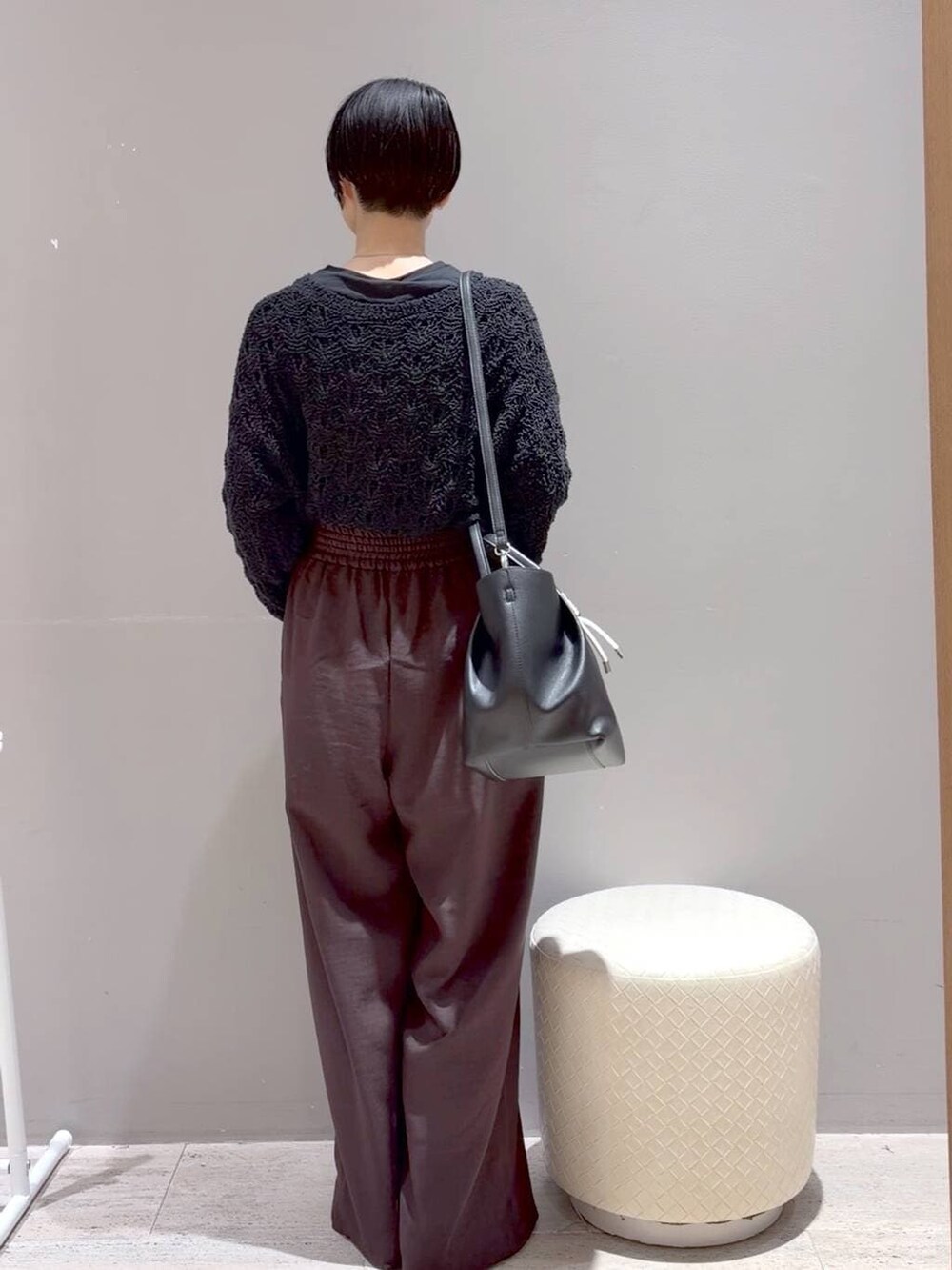 ブラック系のTシャツ/カットソー、ブラック系のTシャツ/カットソー、ブラック系のトートバッグを着用したレディースの春コーディネートの7枚目の写真