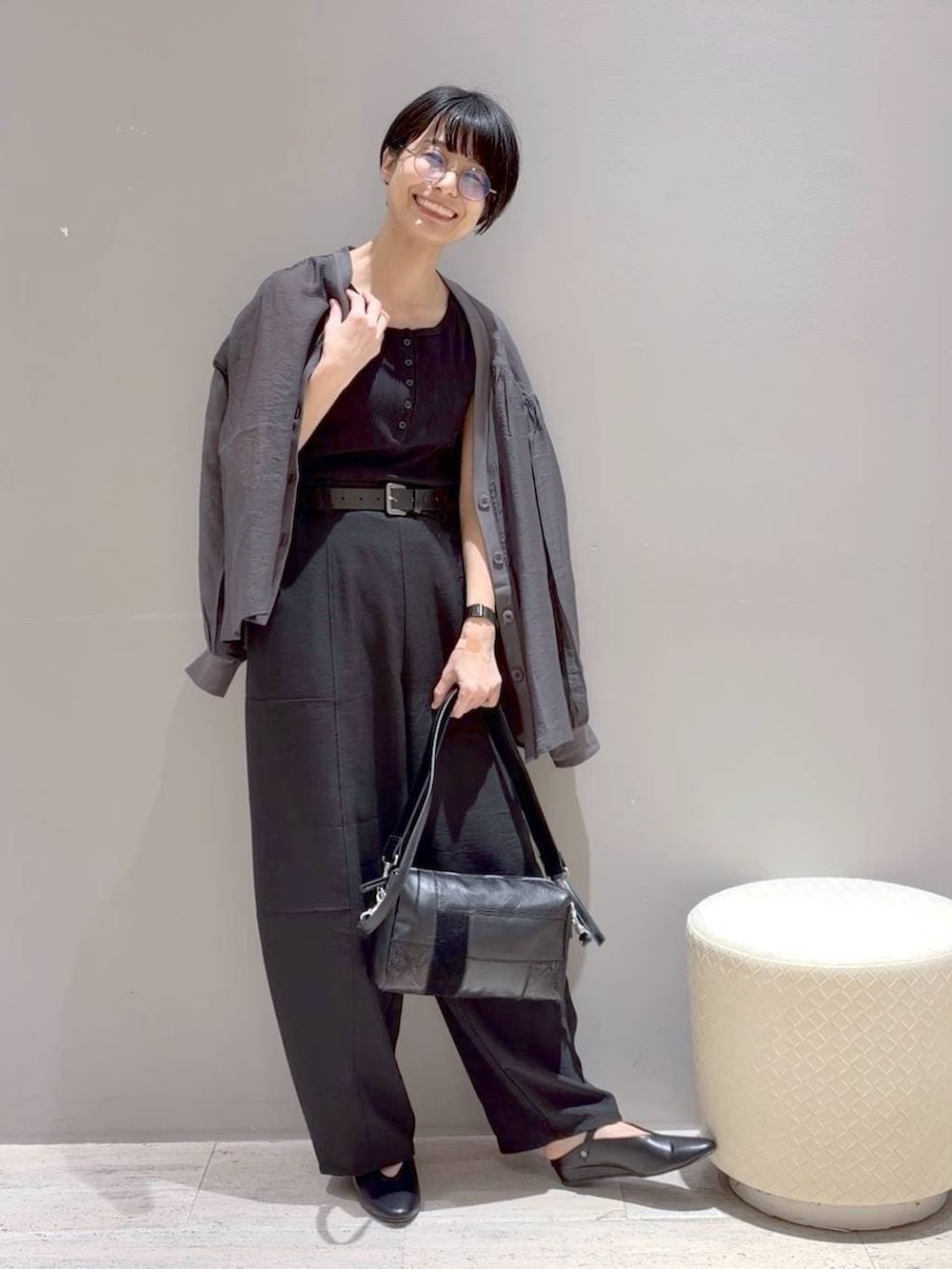 ブラック系のその他パンツ、グレー系のシャツ/ブラウス、ブラック系のショルダーバッグを着用したレディースの春コーディネートの4枚目の写真