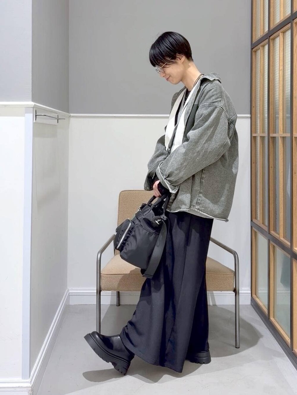 ブラック系のTシャツ/カットソー、ブラック系のTシャツ/カットソー、グリーン系のシャツ/ブラウスを着用したレディースの冬コーディネートの7枚目の写真