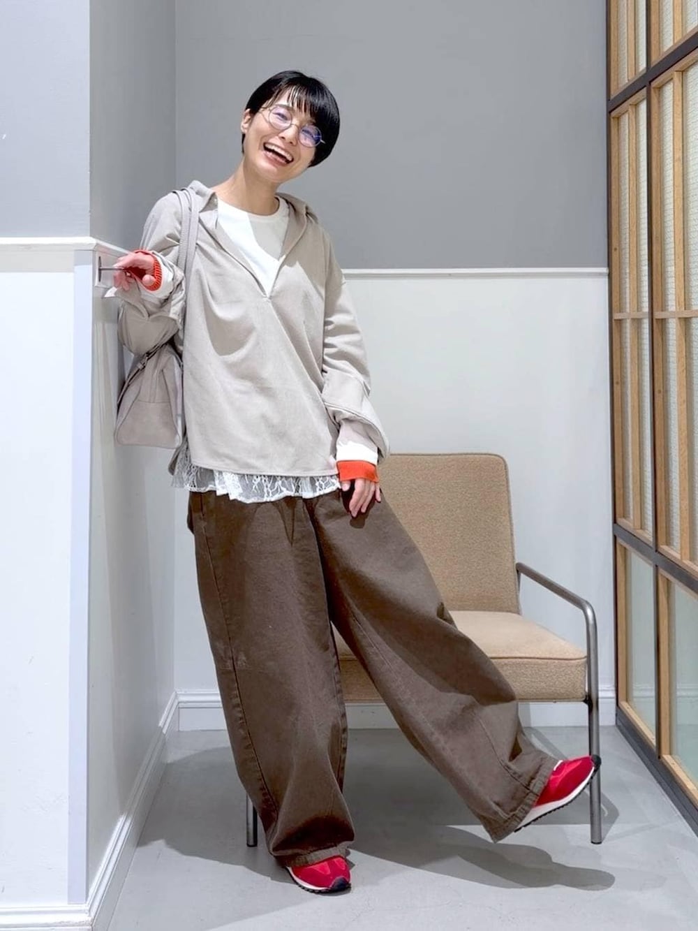 グレー系のボストンバッグ、ホワイト系のTシャツ/カットソー、グリーン系のその他パンツを着用したレディースの冬コーディネートの3枚目の写真