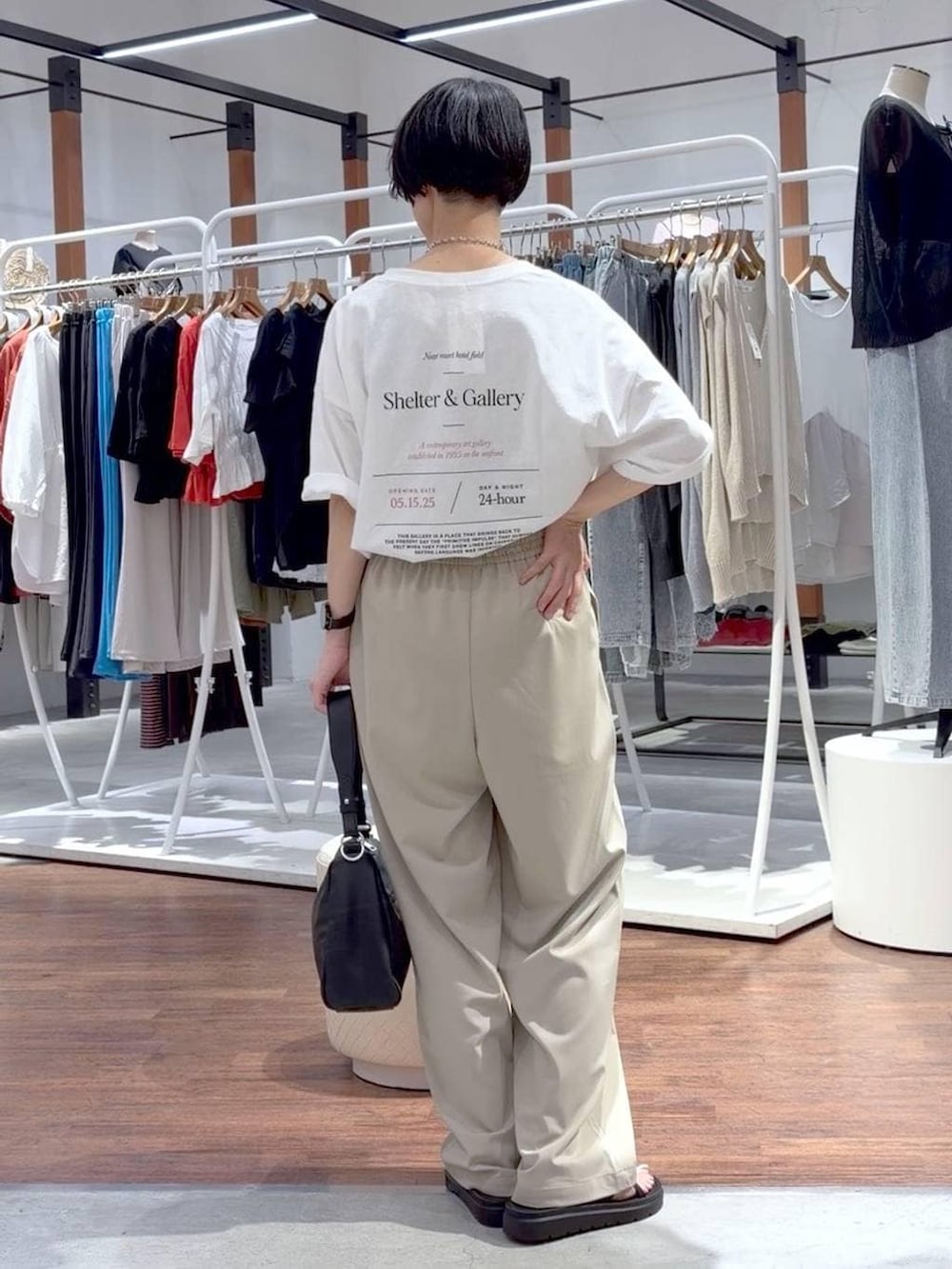 ブラック系のサンダル、グレー系のシャツ/ブラウス、ベージュ系のその他パンツを着用したレディースの夏コーディネートの8枚目の写真