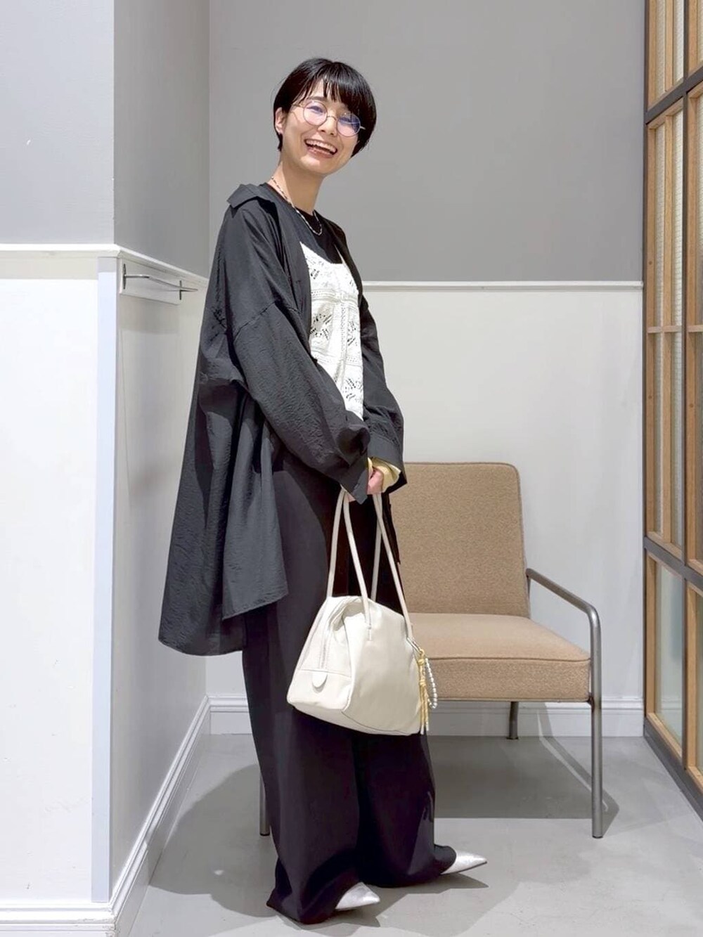 ブラック系のTシャツ/カットソー、グレー系のシャツ/ブラウス、ブラック系のTシャツ/カットソーを着用したレディースの冬コーディネートの7枚目の写真