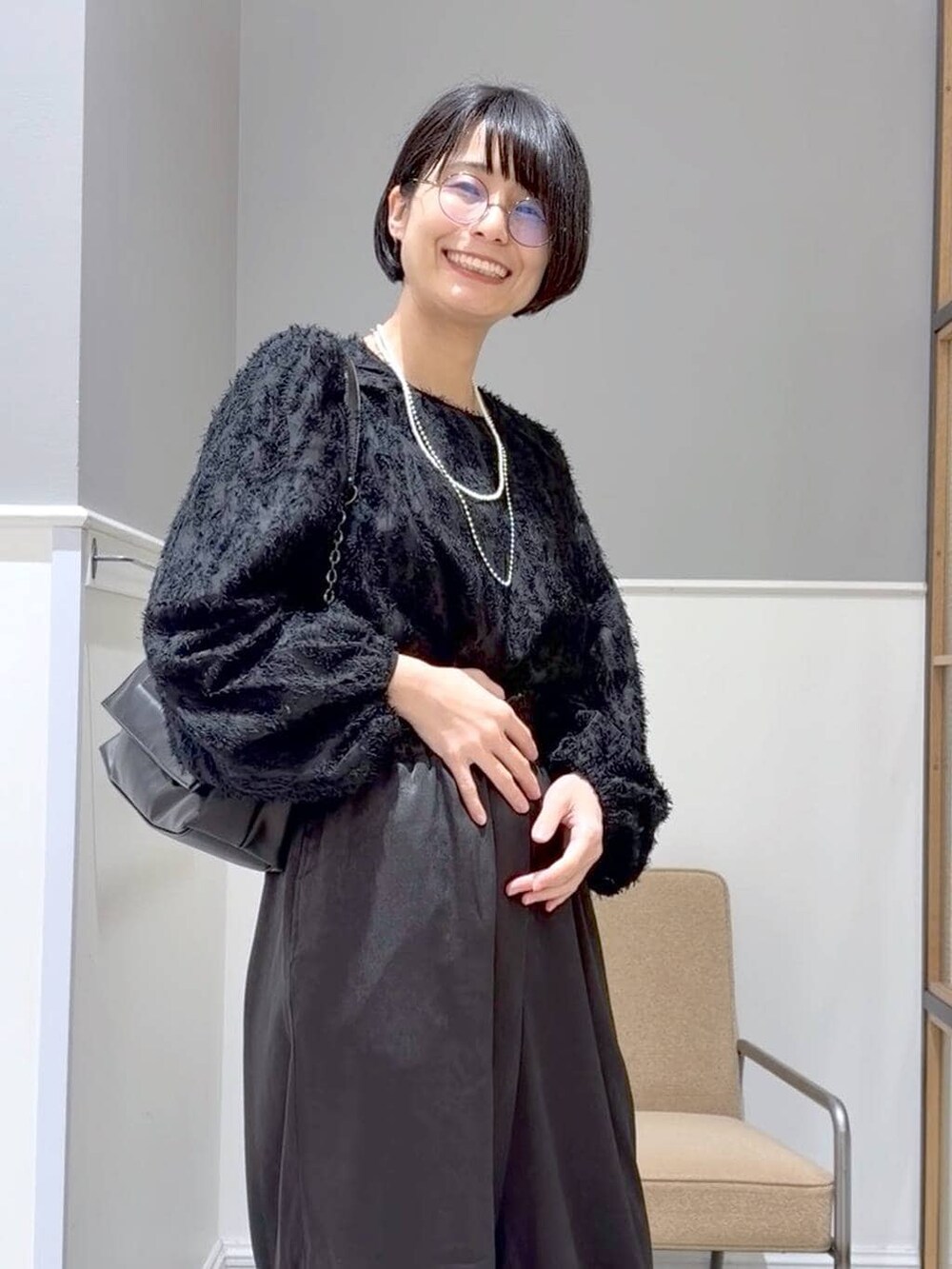 ブラウン系のステンカラーコート、ブラック系のTシャツ/カットソー、ブラック系のその他パンツを着用したレディースの冬コーディネートの4枚目の写真