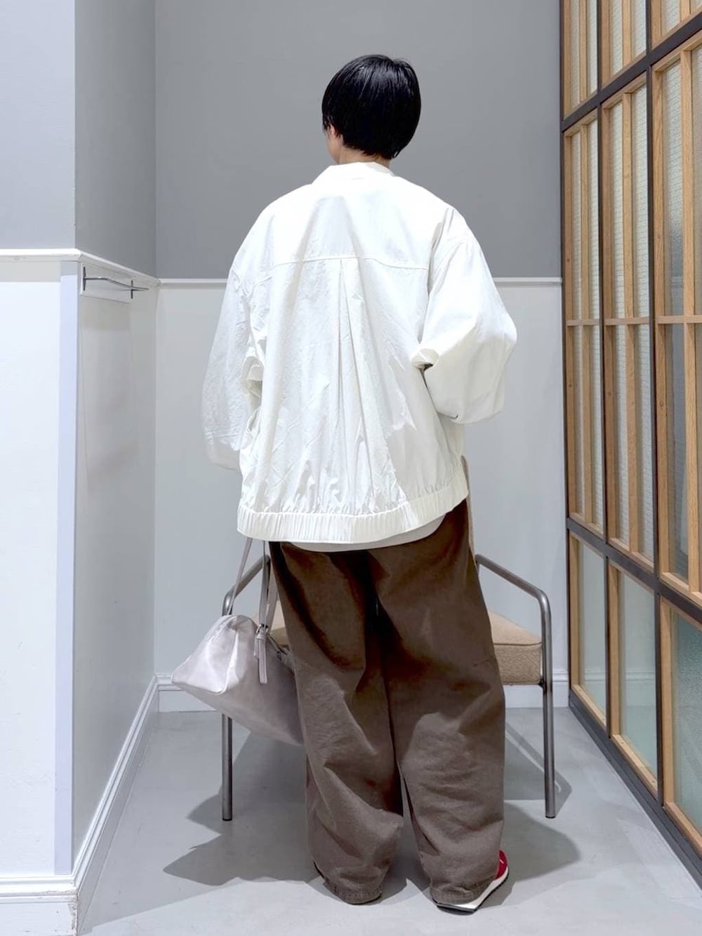 グレー系のボストンバッグ、ホワイト系のTシャツ/カットソー、グリーン系のその他パンツを着用したレディースの冬コーディネートの6枚目の写真