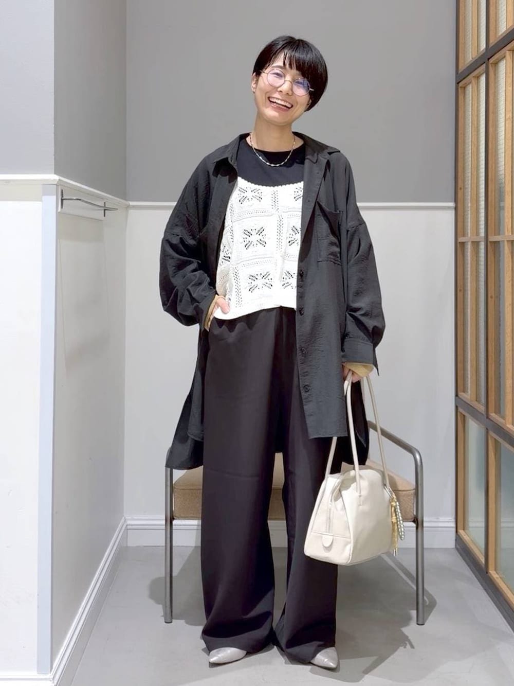 ブラック系のTシャツ/カットソー、グレー系のシャツ/ブラウス、ブラック系のTシャツ/カットソーを着用したレディースの冬コーディネートの2枚目の写真