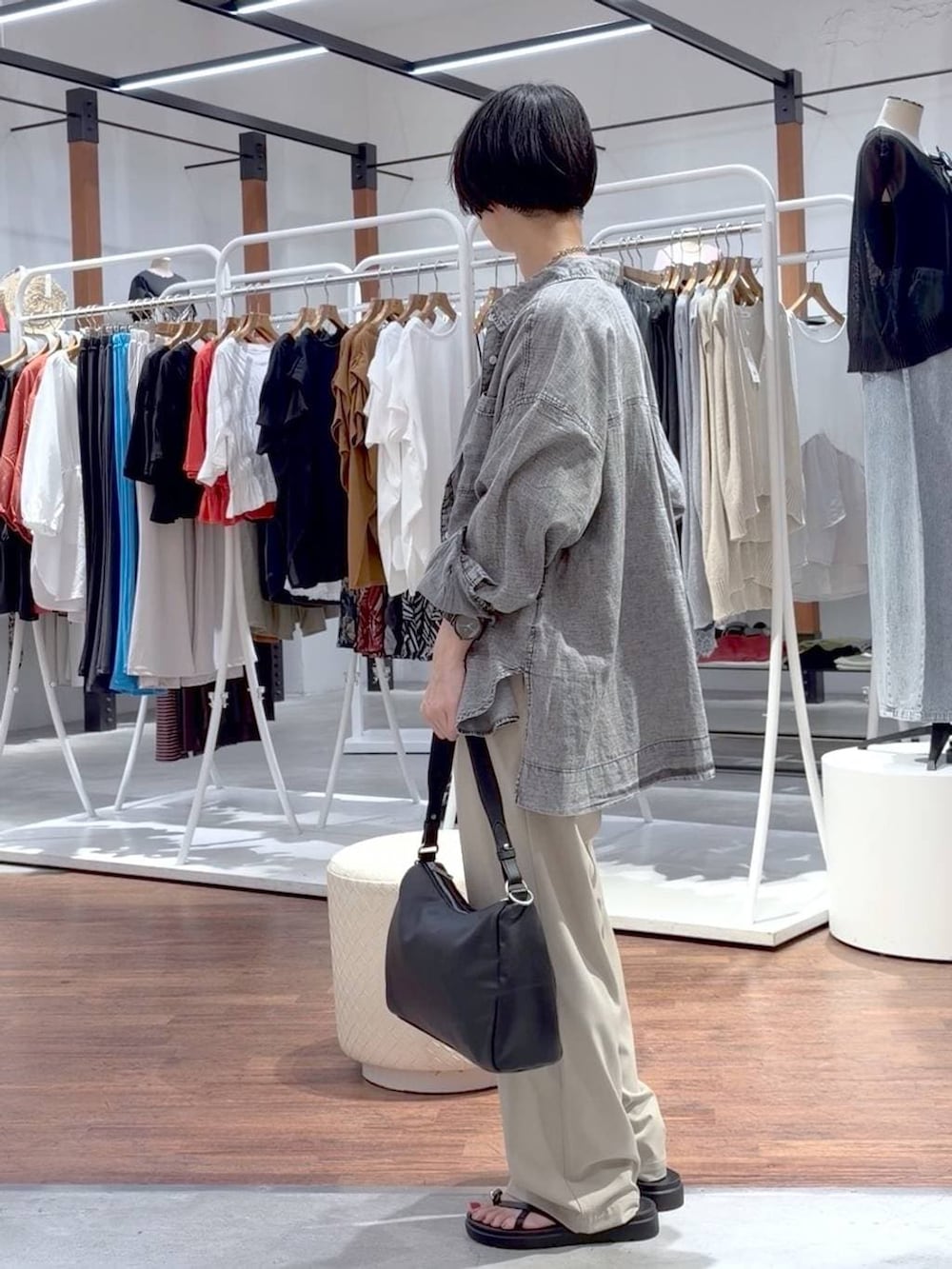 ブラック系のサンダル、グレー系のシャツ/ブラウス、ベージュ系のその他パンツを着用したレディースの夏コーディネートの4枚目の写真