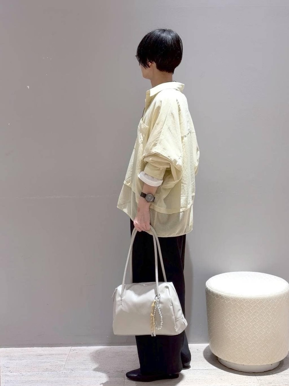 ホワイト系のボストンバッグ、ブラック系のその他パンツ、ホワイト系のTシャツ/カットソーを着用したレディースの春コーディネートの6枚目の写真