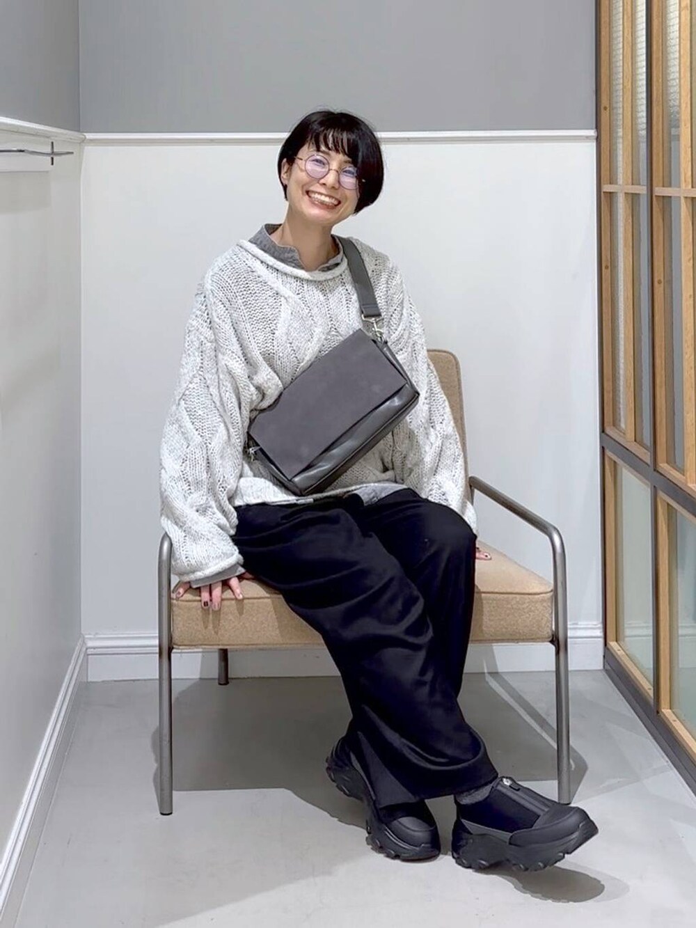 グレー系のショルダーバッグ、ブラック系のその他パンツ、グレー系のニット/セーターを着用したレディースの秋コーディネートの5枚目の写真