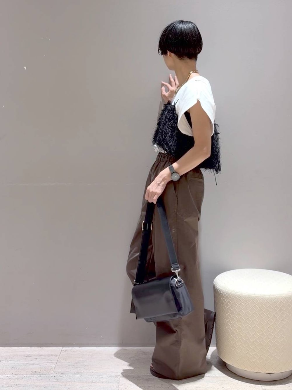 ブラウン系のその他パンツ、ブラック系のその他トップス、ブラック系のショルダーバッグを着用したレディースの夏コーディネートの7枚目の写真