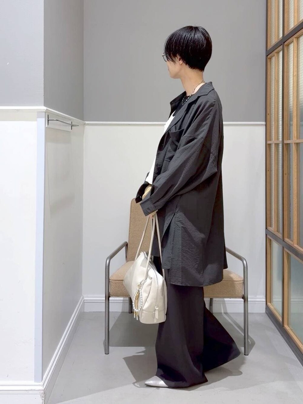 ブラック系のTシャツ/カットソー、グレー系のシャツ/ブラウス、ブラック系のTシャツ/カットソーを着用したレディースの冬コーディネートの4枚目の写真