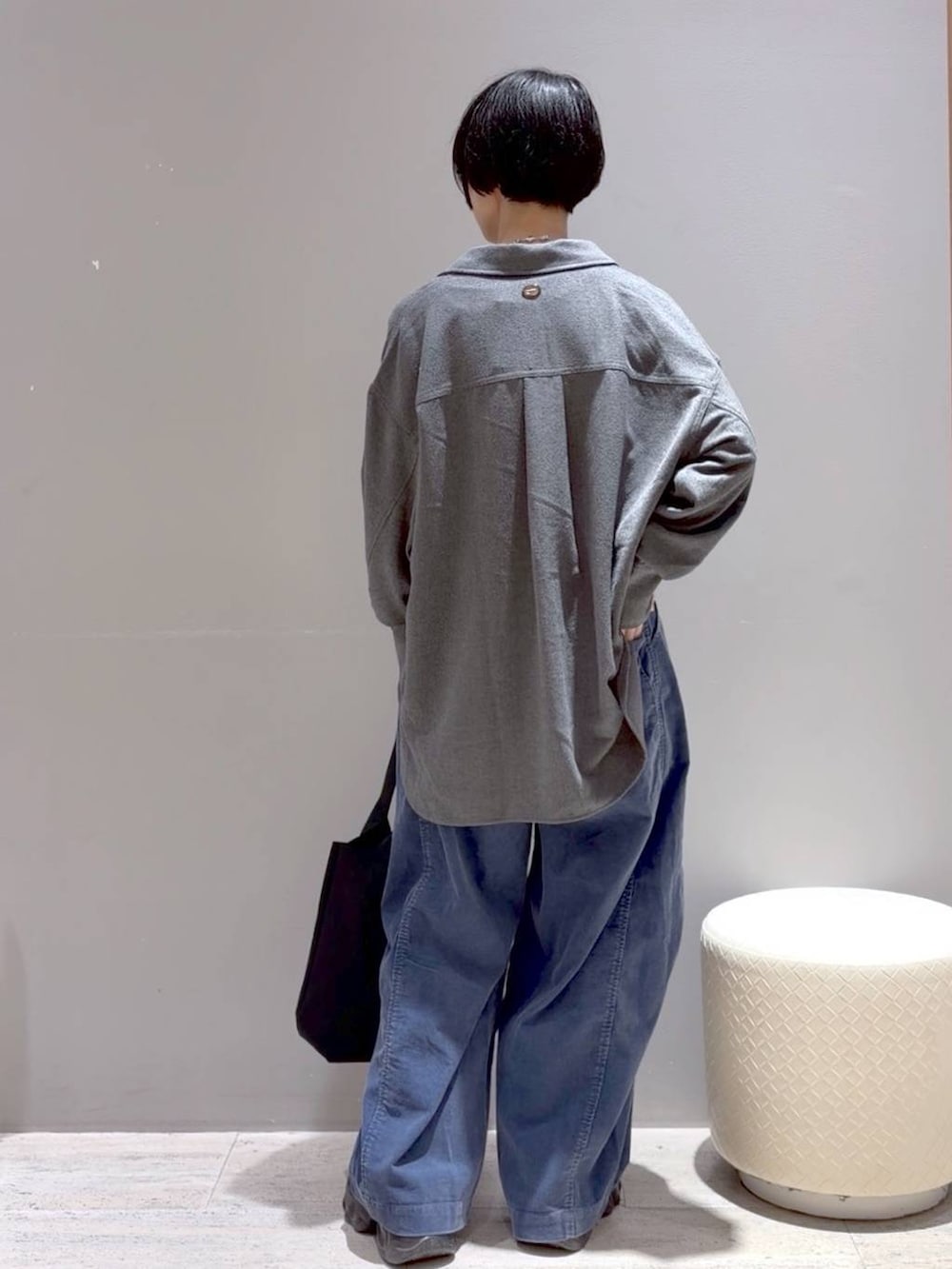 ブルー系のその他パンツ、グレー系のシャツ/ブラウス、ブラック系のトートバッグを着用したレディースの秋コーディネートの8枚目の写真