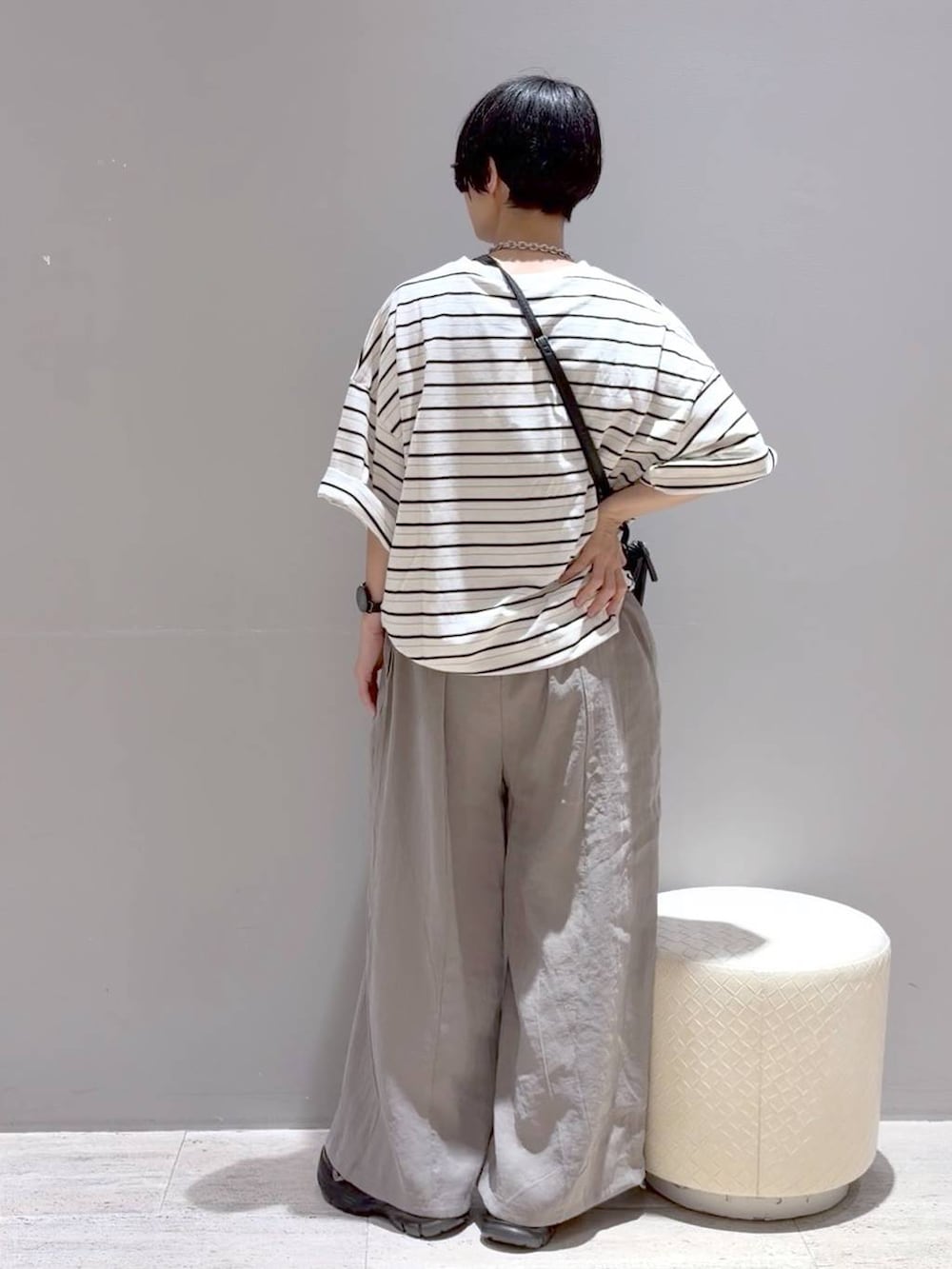 ホワイト系のシャツ/ブラウス、ブラック系のローファー、ベージュ系のサロペット/オーバーオールを着用したレディースの夏コーディネートの8枚目の写真