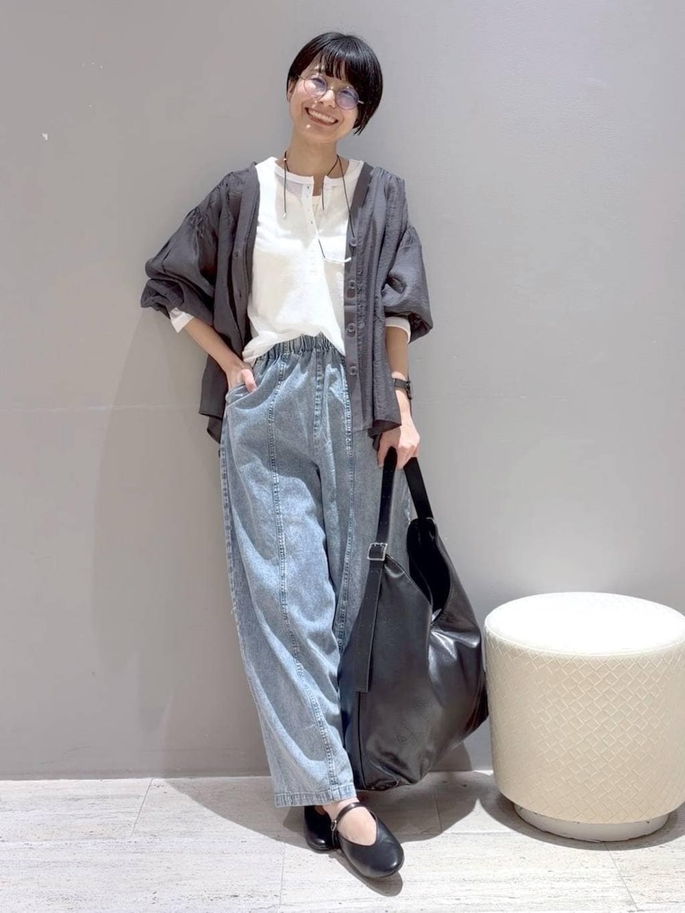 ホワイト系のTシャツ/カットソー、グレー系のシャツ/ブラウス、ブラック系のショルダーバッグを着用したレディースの春コーディネートの3枚目の写真