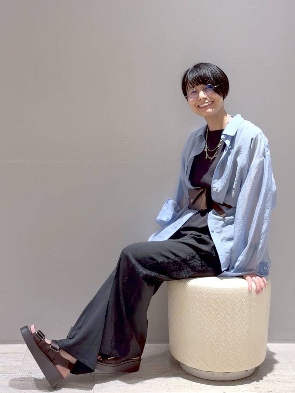 ブラック系のその他パンツ、ブルー系のシャツ/ブラウス、ブラック系のTシャツ/カットソーを着用したレディースの夏コーディネートの2枚目の写真