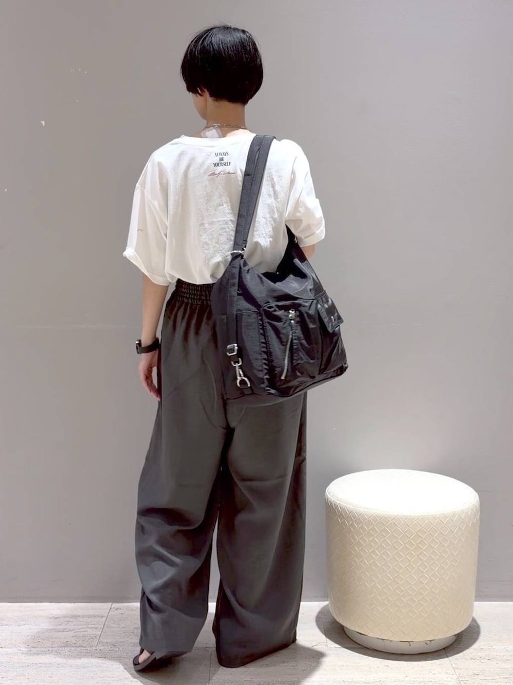ブラック系のシャツ/ブラウス、ブラック系のショルダーバッグ、グレー系のその他パンツを着用したレディースの夏コーディネートの8枚目の写真