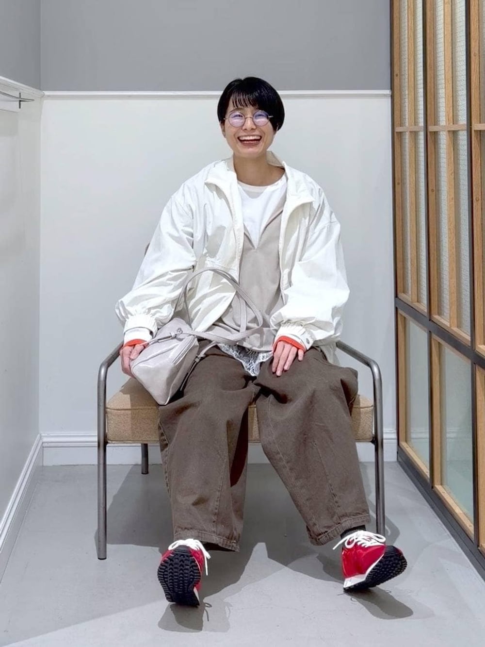 グレー系のボストンバッグ、ホワイト系のTシャツ/カットソー、グリーン系のその他パンツを着用したレディースの冬コーディネートの2枚目の写真