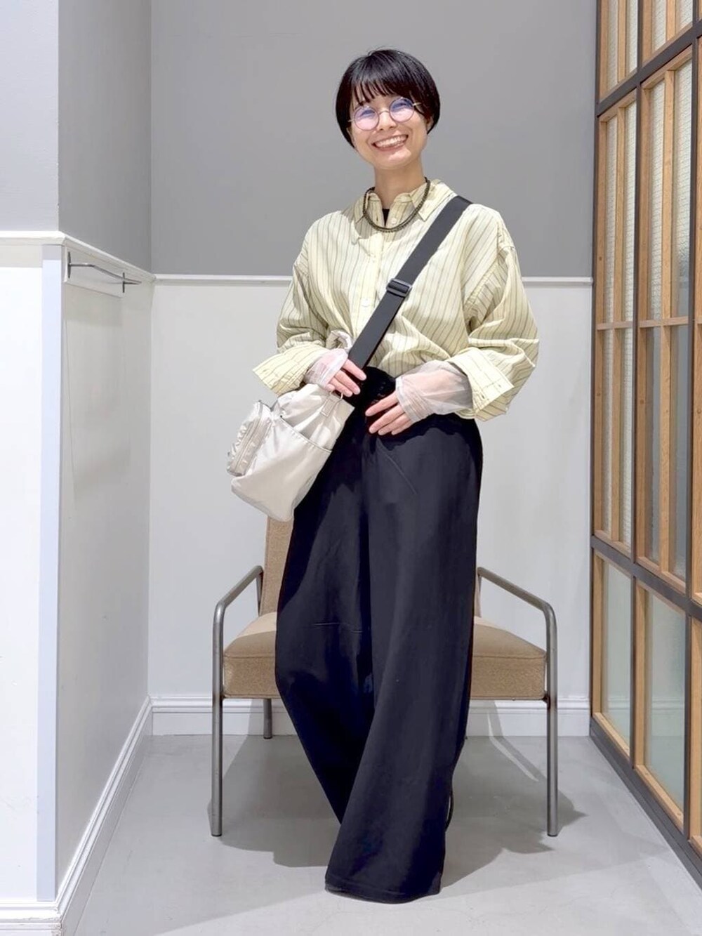 ブラック系のTシャツ/カットソー、グレー系のその他アウター、ブラック系のその他パンツを着用したレディースの冬コーディネートの5枚目の写真