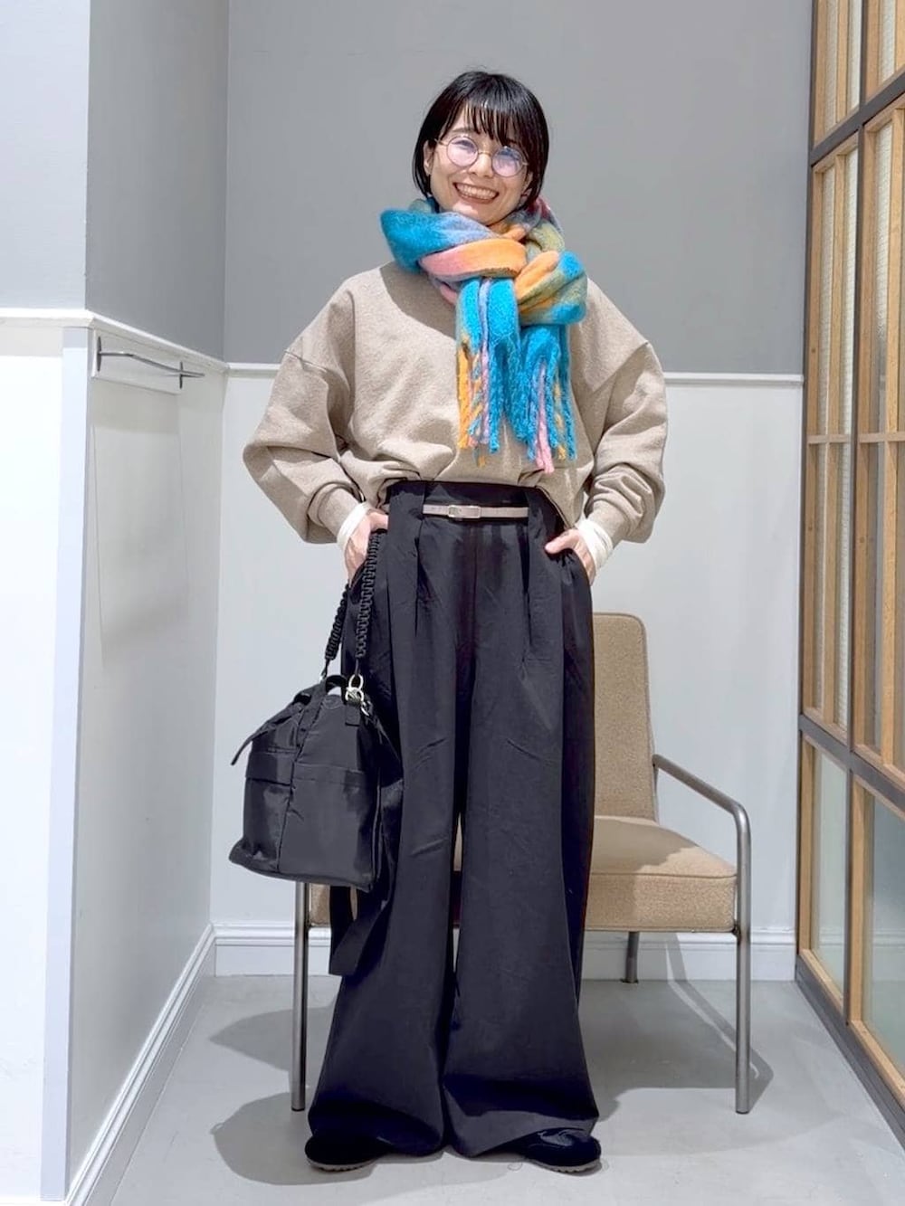 ベージュ系のスウェット、ホワイト系のTシャツ/カットソー、グレー系のその他アウターを着用したレディースの冬コーディネートの3枚目の写真