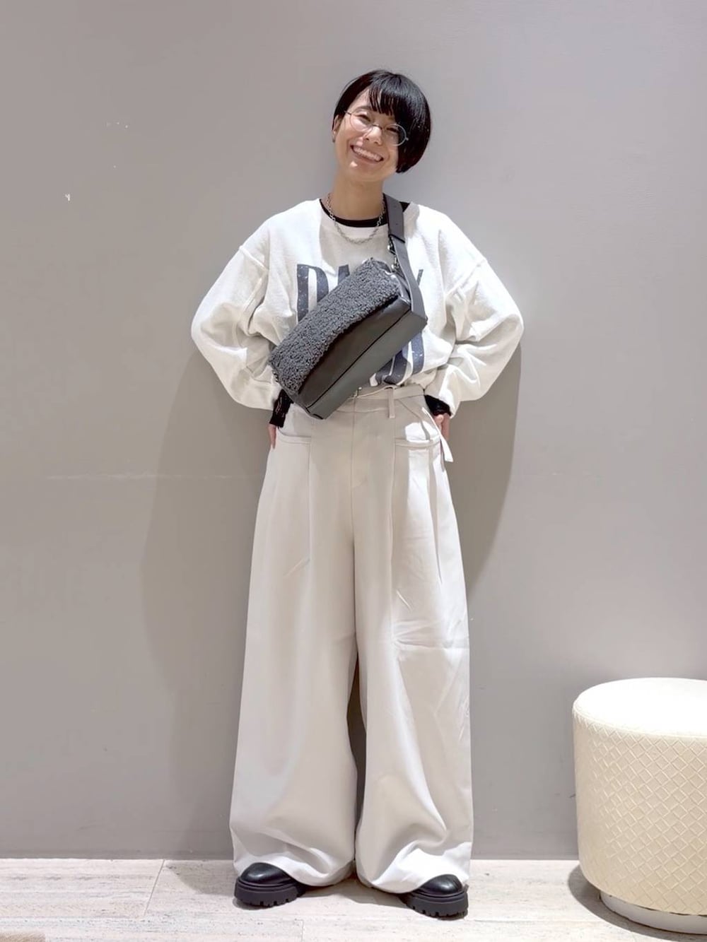 グレー系のショルダーバッグ、ホワイト系のその他パンツ、ブラック系のブーツを着用したレディースの秋コーディネートの6枚目の写真
