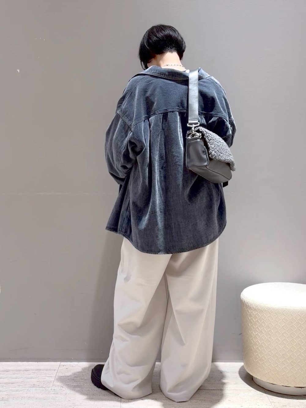 グレー系のショルダーバッグ、ホワイト系のその他パンツ、ブラック系のブーツを着用したレディースの秋コーディネートの4枚目の写真