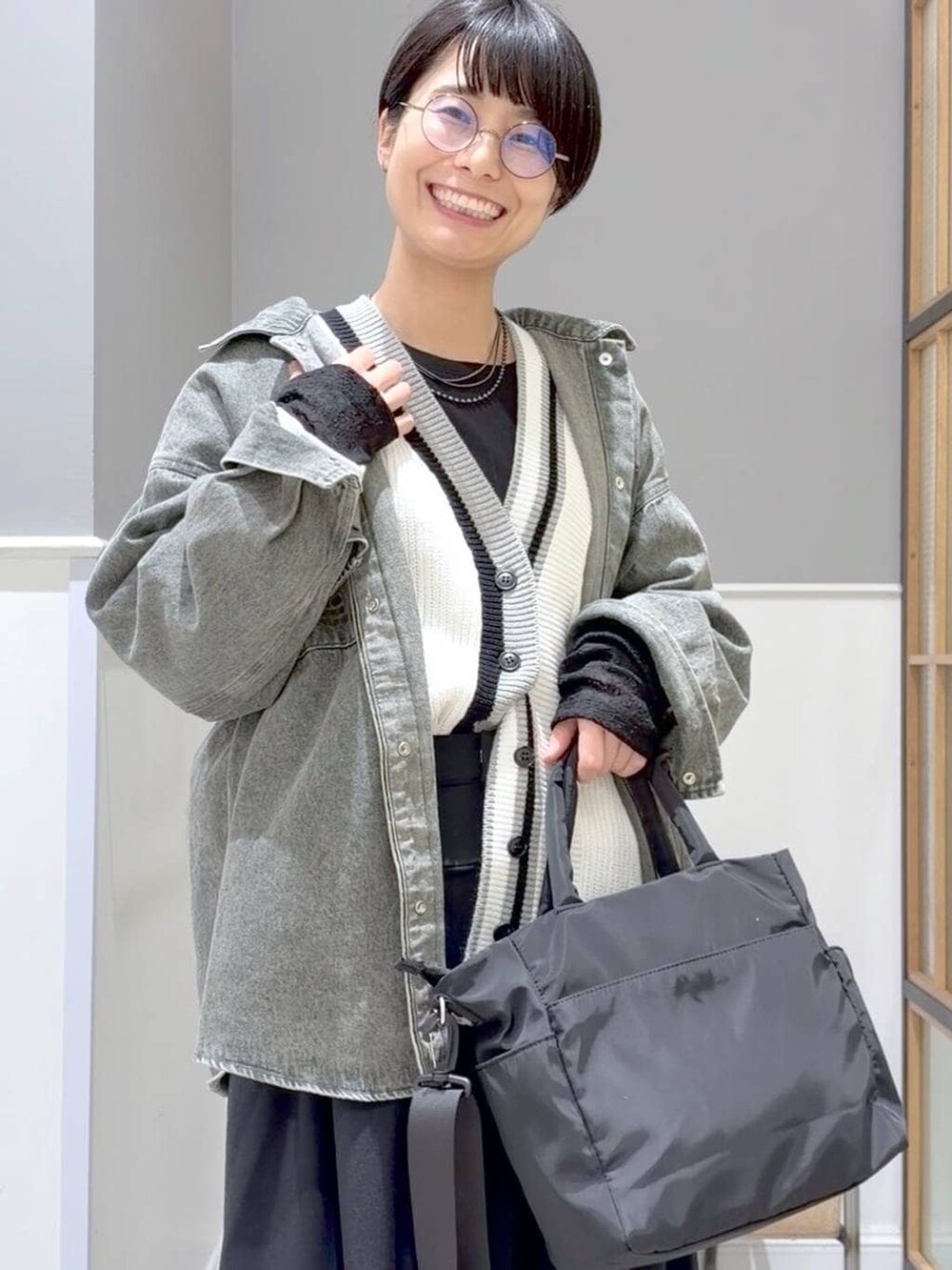 ブラック系のTシャツ/カットソー、ブラック系のTシャツ/カットソー、グリーン系のシャツ/ブラウスを着用したレディースの冬コーディネートの8枚目の写真