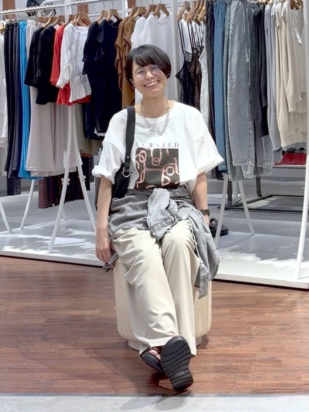 ブラック系のサンダル、グレー系のシャツ/ブラウス、ベージュ系のその他パンツを着用したレディースの夏コーディネートの2枚目の写真