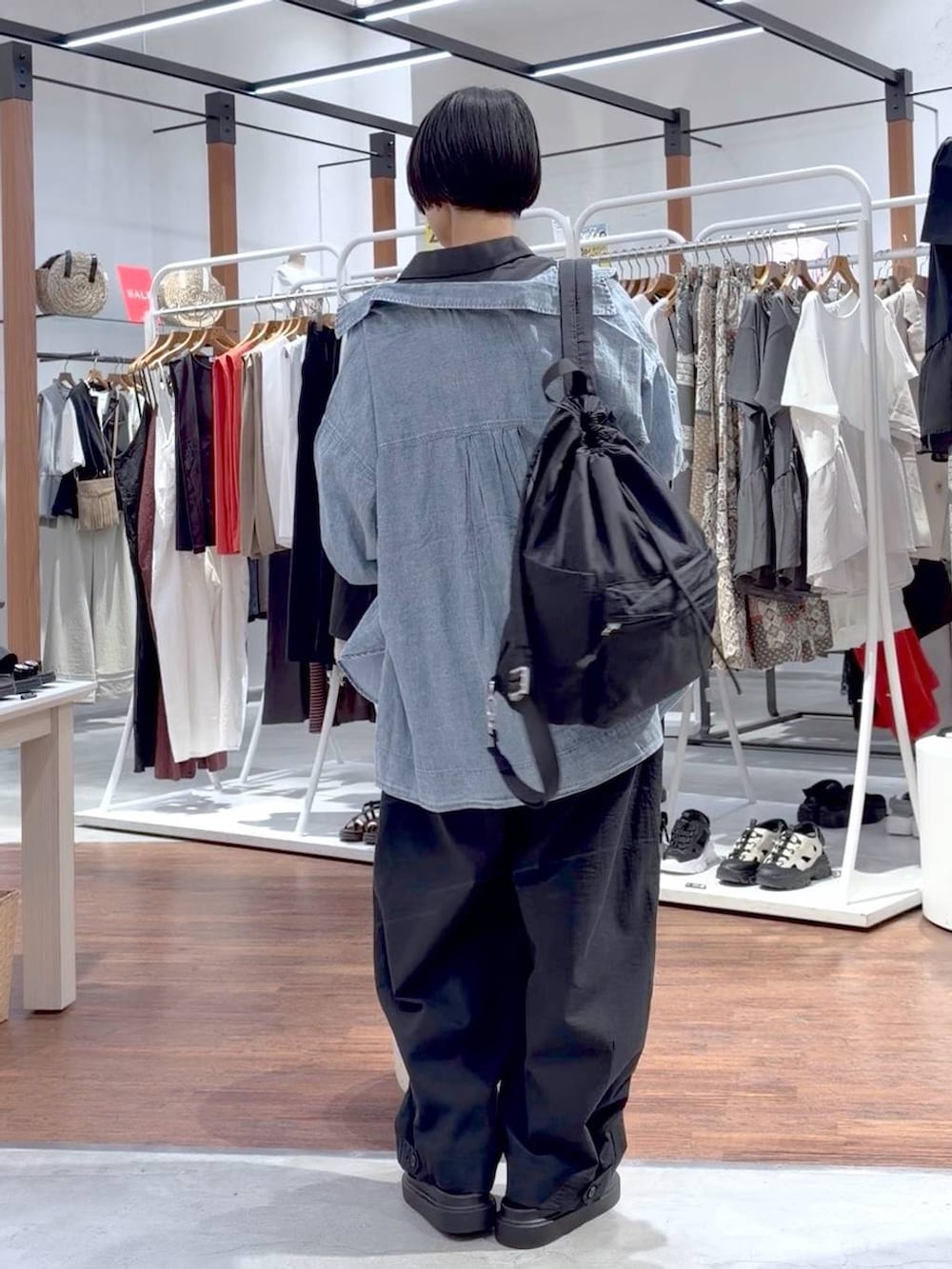 ブラック系のサンダル、グレー系のその他パンツ、ブルー系のシャツ/ブラウスを着用したレディースの春コーディネートの4枚目の写真