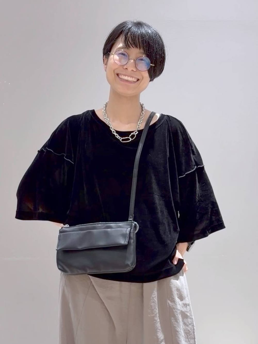 ブラック系のローファー、ベージュ系のサロペット/オーバーオール、ブラック系のシャツ/ブラウスを着用したレディースの秋コーディネートの5枚目の写真