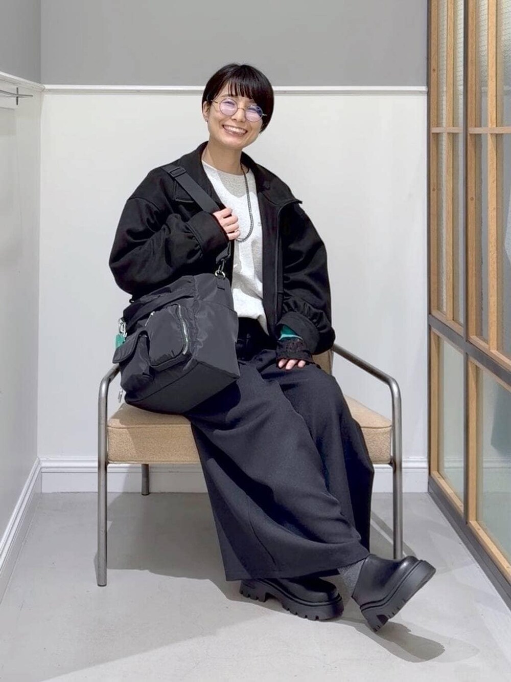 ブラック系のTシャツ/カットソー、ブラック系のトートバッグ、ブラック系のその他シューズを着用したレディースの冬コーディネートの2枚目の写真