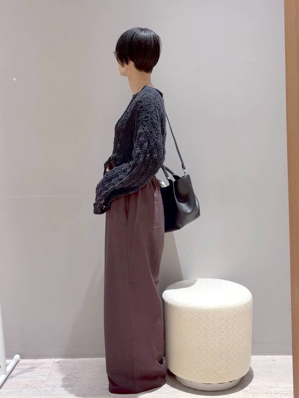 ブラック系のTシャツ/カットソー、ブラック系のTシャツ/カットソー、ブラック系のトートバッグを着用したレディースの春コーディネートの6枚目の写真