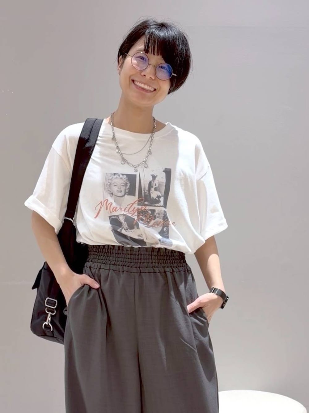 ブラック系のシャツ/ブラウス、ブラック系のショルダーバッグ、グレー系のその他パンツを着用したレディースの夏コーディネートの5枚目の写真