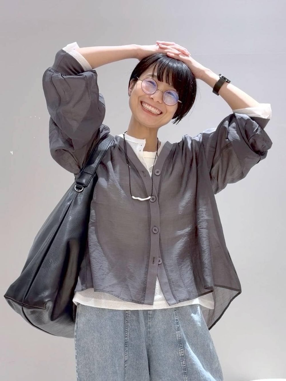 ホワイト系のTシャツ/カットソー、グレー系のシャツ/ブラウス、ブラック系のショルダーバッグを着用したレディースの春コーディネートの5枚目の写真