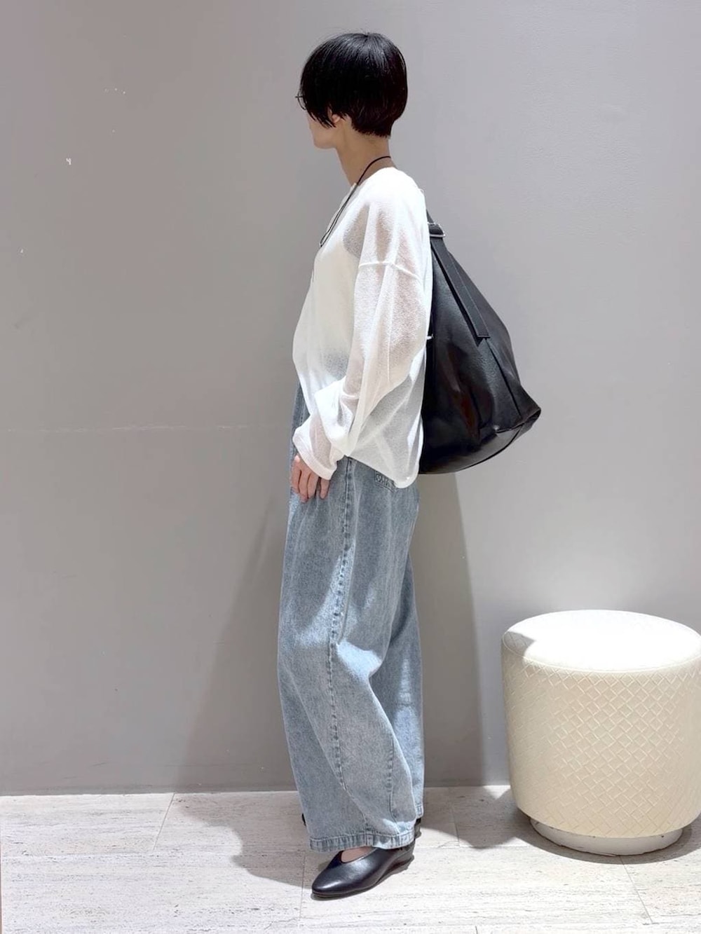 ホワイト系のTシャツ/カットソー、グレー系のシャツ/ブラウス、ブラック系のショルダーバッグを着用したレディースの春コーディネートの8枚目の写真