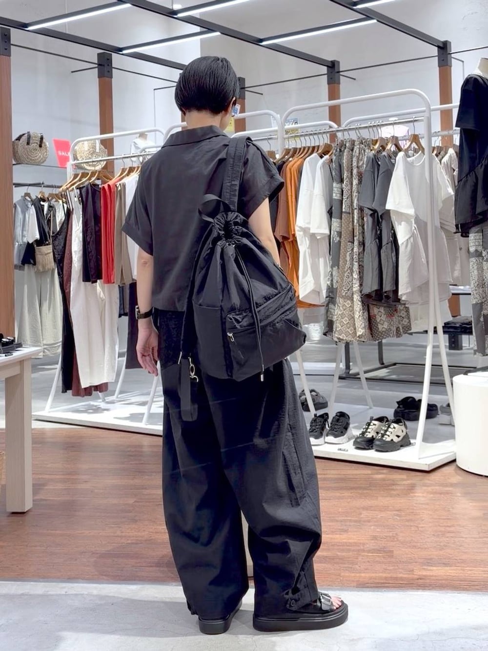 ブラック系のサンダル、グレー系のその他パンツ、ブルー系のシャツ/ブラウスを着用したレディースの春コーディネートの9枚目の写真