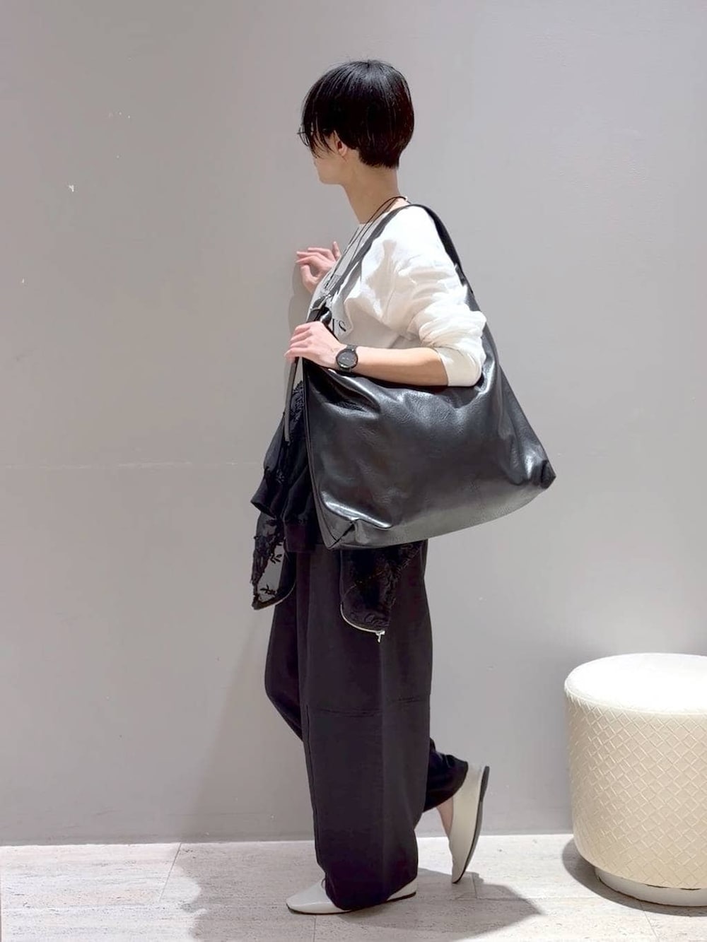 ホワイト系のパンプス、ブラック系のその他パンツ、ブラック系のショルダーバッグを着用したレディースの春コーディネートの6枚目の写真