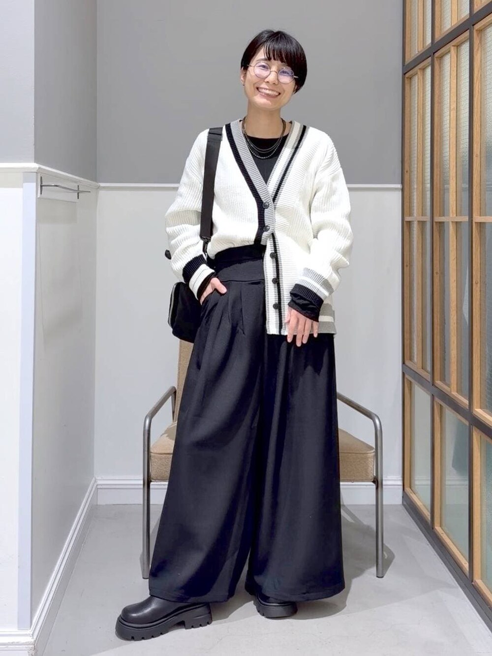 ブラック系のTシャツ/カットソー、ブラック系のTシャツ/カットソー、グリーン系のシャツ/ブラウスを着用したレディースの冬コーディネートの4枚目の写真