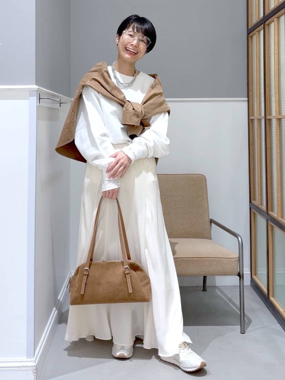 ホワイト系のTシャツ/カットソー、イエロー系のボストンバッグ、イエロー系のシャツ/ブラウスを着用したレディースの冬コーディネートの4枚目の写真