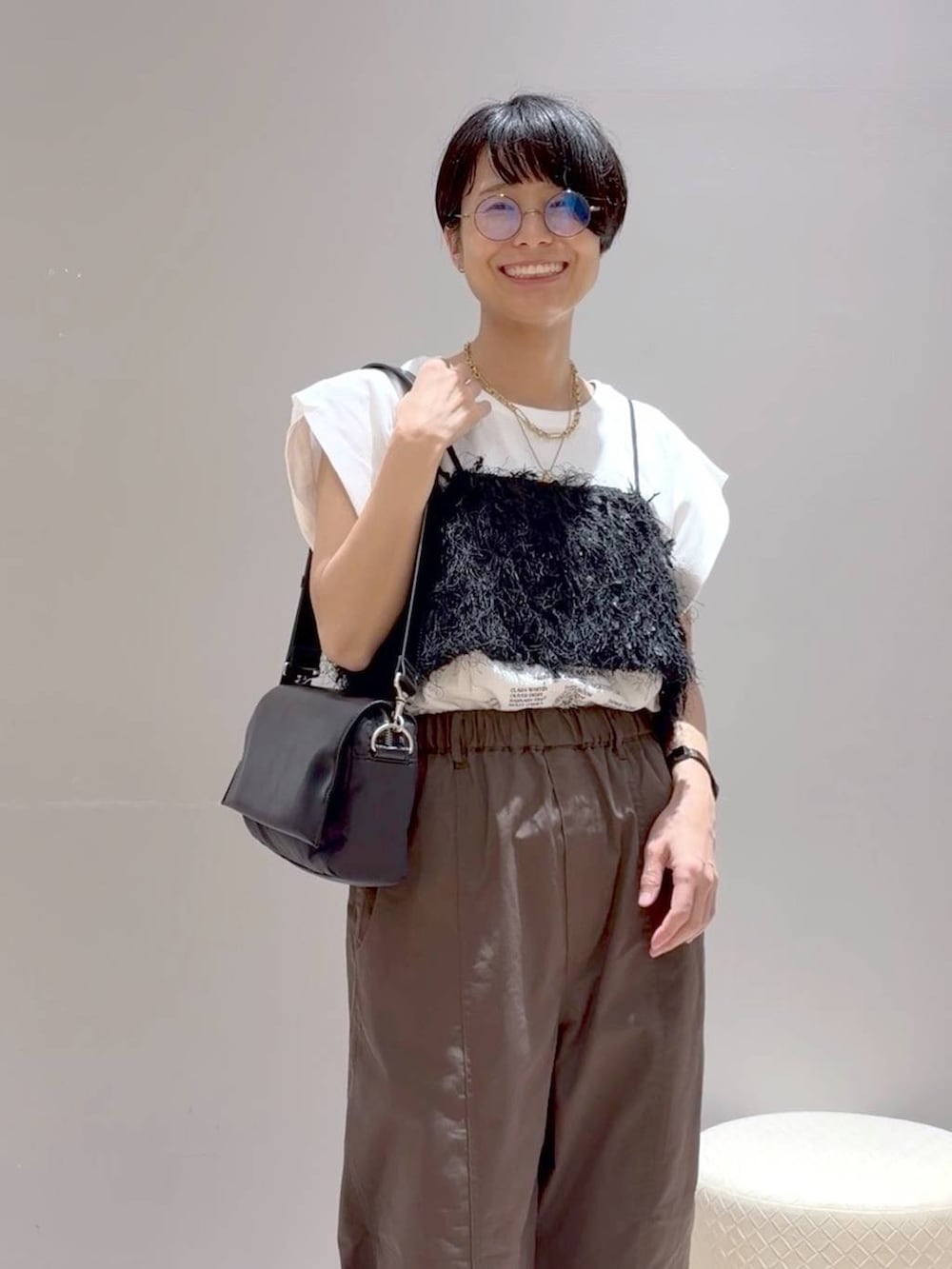 ブラウン系のその他パンツ、ブラック系のその他トップス、ブラック系のショルダーバッグを着用したレディースの夏コーディネートの5枚目の写真